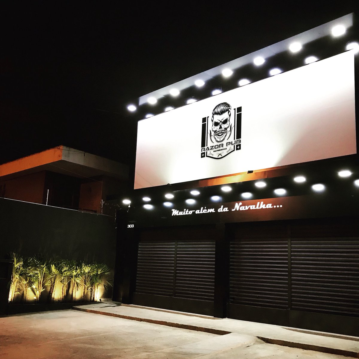 Interior da Razor Pub Barbearia